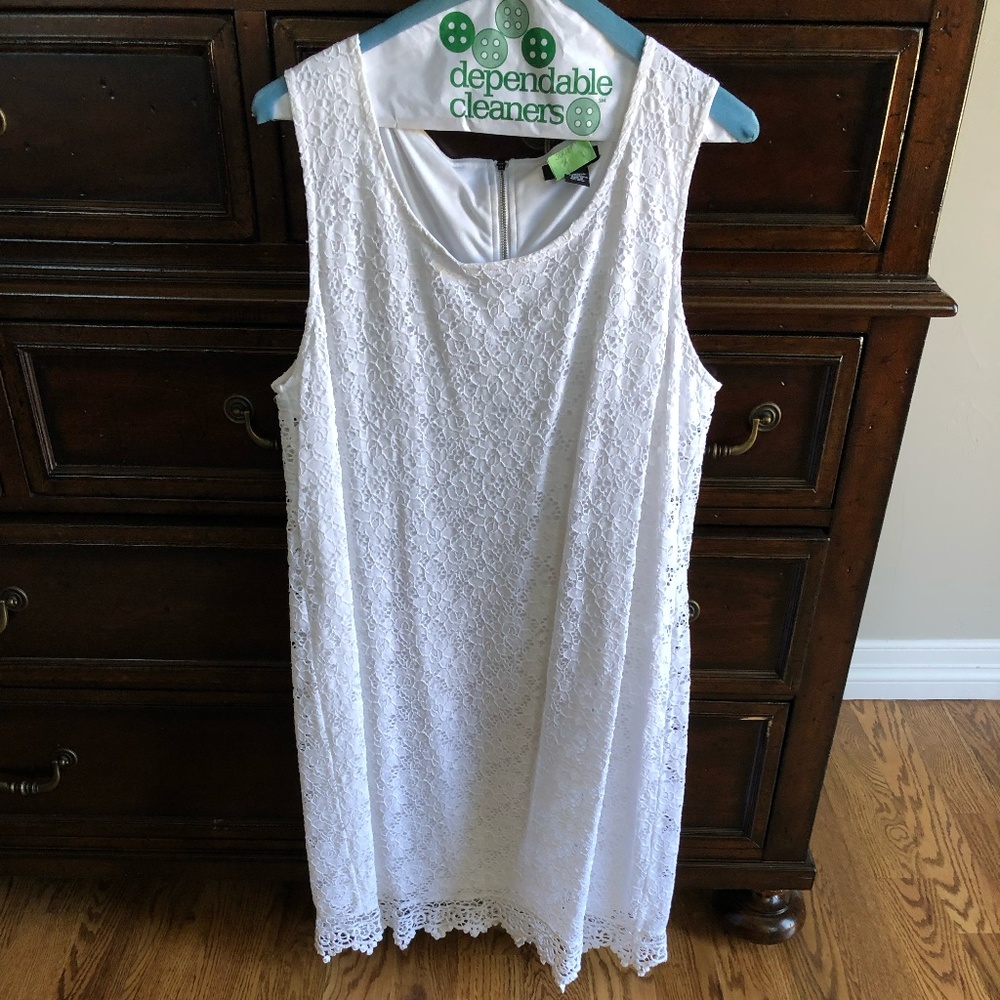 Alfoni- White Lace/Lined sleeveless dress